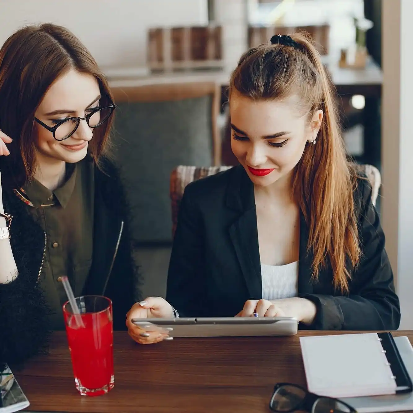 businesswomen-sitting-in-a-cafe